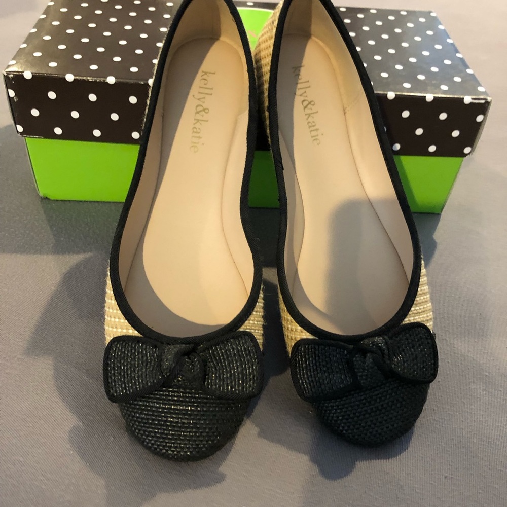 Kelly & Katie natural/black flats with bow